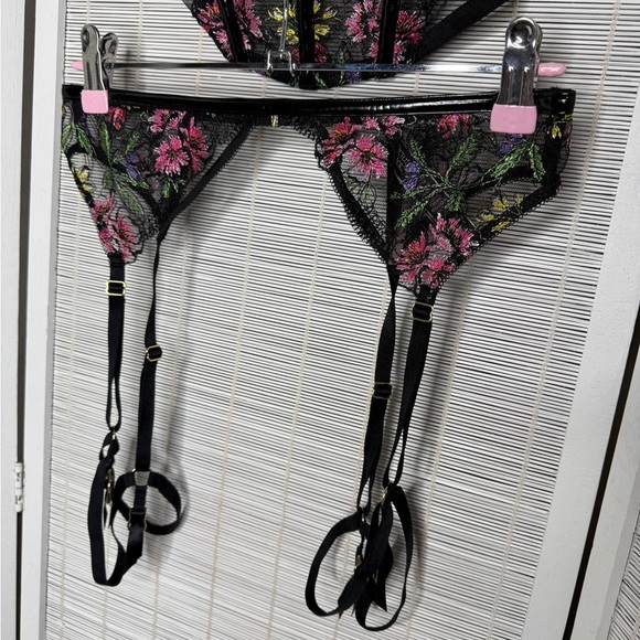 Victorias Secret Lingerie Set Embroidered Floral Black Base - Picture 4 of 11